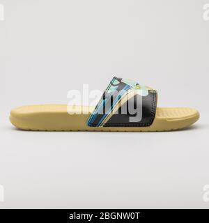 WIEN, ÖSTERREICH - 29. AUGUST 2017: Nike Khaki, schwarze und blaue Sandale auf weißem Hintergrund. Stockfoto