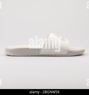 WIEN, ÖSTERREICH - 29. AUGUST 2017: Nike weiße Sandale auf weißem Hintergrund. Stockfoto