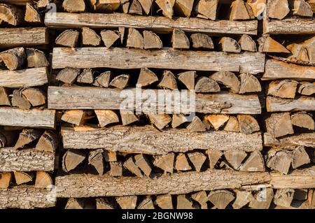 Holzstapel ordentlich gestapeltes Brennholz im Kistenstapel zum Trocknen von Brennholz, Brennholz, Rohmaterial, Holzmiete Stockfoto