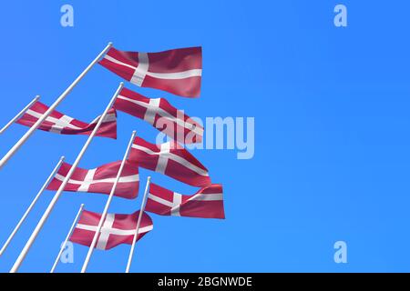 Dänemark Fahnen winken im Wind gegen einen blauen Himmel. 3D-Rendering Stockfoto