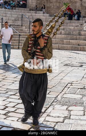 Israel, Jerusalem, Ostjerusalem, EIN palästinensischer Araber mit seiner kupfernen Teekanne auf dem Rücken verkauft ein kaltes Getränk aus Tamarindensaft und Rosenwasser am Damasttor. Stockfoto