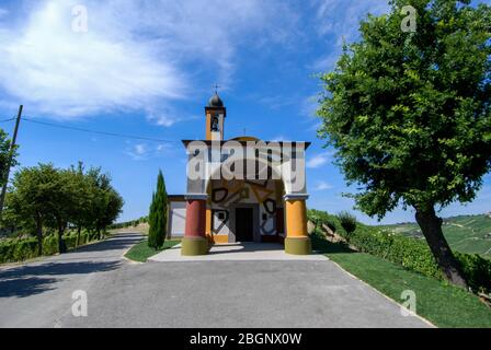 Kleine Kirche von Coazzolo gemalt von David Tremlett Stockfoto