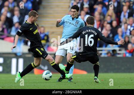 LONDON, ENGLAND Gareth Barry von Manchester City kämpft am Samstag, den 11. Mai 2013 im Wembley Stadium in London mit James McCarthy und James McArthur von Wigan während des FA Cup mit Budweiser Final Match zwischen Manchester City und Wigan Athletic. (Quelle: MI News) Stockfoto