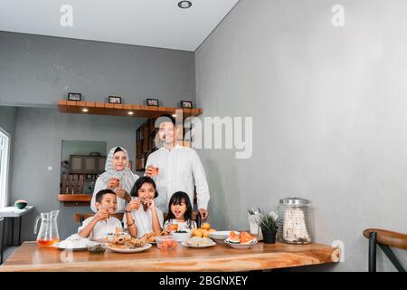 muslimische asiatische Familie brechen die schnell zusammen mit einigen süßen Getränk Stockfoto