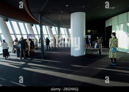 Das Silhouette-Foto von Touristen im Tokyo Sjytree Dock, die durch eine Fensterbrille auf den Fuji Berg und die Stadt Tokio schauen. Tokio, Japan F Stockfoto