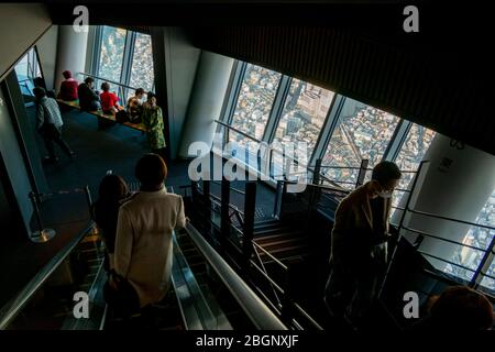 Das Silhouette-Foto von Touristen im Tokyo Sjytree Dock, die durch eine Fensterbrille auf den Fuji Berg und die Stadt Tokio schauen. Tokio, Japan F Stockfoto