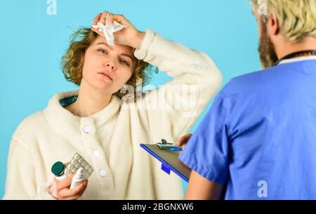 Diagnosekonzept. Fragen Sie nach Beschwerden. Medizinische Behandlung. Symptome einer Virusinfektion. Medizinische Hilfe. Verschreiben Sie Tests und Behandlung. Kranker Patient. Anamnese. Arzt kommunizieren Frau. Laufende Nase. Stockfoto