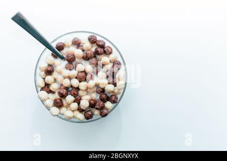 Frühstück Schokolade Müsli Schüssel mit Milch zum Frühstück. Voll von weißen und dunklen Schokolade knusprige Lebensmittel. Stockfoto