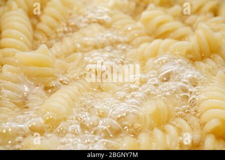 Gekochte Fusilli Pasta Nahaufnahme selektive Fokus. Kochen, Pasta Stockfoto