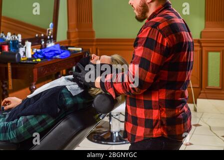 Bartmann. Entwerfen Haarschnitt. Friseur-Tools in Barbershop. Schöner Friseur Schneiden Haare von männlichen Kunden. Friseur bedienen Kunden im Friseur. Persönlicher Friseur. Retro und Vintage. Stockfoto