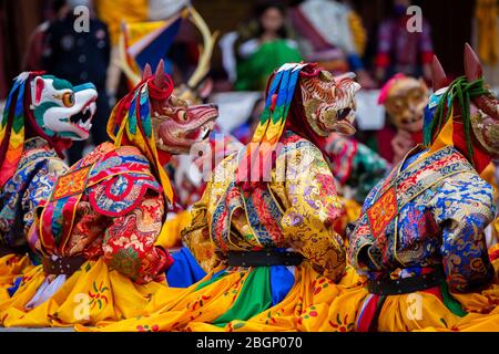 Bhutan, Punakha Dzong. Punakha Drubchen Festival, maskierte Darsteller in farbenfroher Kleidung. Stockfoto