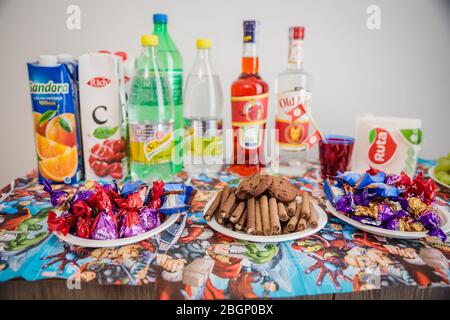 Lviv, Ukraine - August 2019: Thematische Superhelden Party Dekoration, Tisch mit Marvel Comics Dekor für Geburtstagsfeier Ideen, Feier Stockfoto