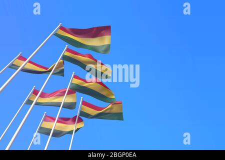 Bolivianische Fahnen winken im Wind gegen einen blauen Himmel. 3D-Rendering Stockfoto