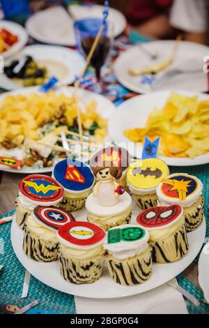 Lviv, Ukraine - August 2019: Thematische Superhelden Party Dekoration, Tisch mit Marvel Comics Dekor für Hens Braut Party Ideen, Pre-Hochzeit Feier Stockfoto