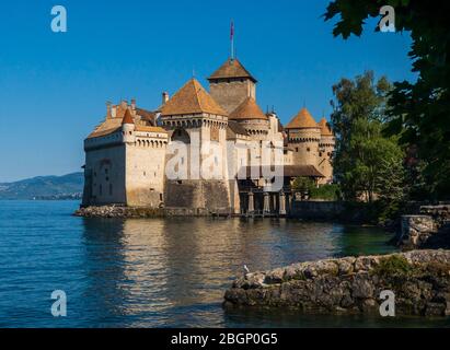 Montreux, Schweiz - 2. Mai 2018: Schloss Chillon - die mittelalterliche Festung am Ufer des Genfersees Stockfoto