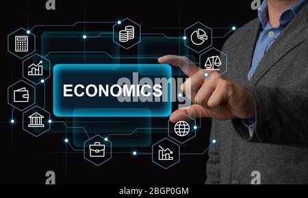 Wirtschaftskonzept. Mann in Anzug hält Inschrift Stockfoto