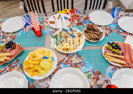 Lviv, Ukraine - August 2019: Thematische Superhelden Party Dekoration, Tisch mit Marvel Comics Dekor für Geburtstagsfeier Ideen, Feier Stockfoto