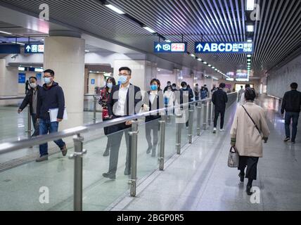 Wuhan, Chinas Provinz Hubei. April 2020. Passagiere gehen in der U-Bahn-Station Jianghan Road in Wuhan, der zentralen Provinz Hubei, 22. April 2020. Ab April 22 nahm das gesamte Bus- und Schienennetz in Wuhan seinen Betrieb wieder auf. Kredit: Xiao Yijiu/Xinhua/Alamy Live News Stockfoto