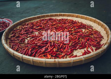 Würzige Chili-leuchtend rote getrocknete Chilischoten im Korb Stockfoto
