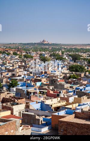 Die bemalten blauen Häuser von Jodhpur und Umaid Bhavan Palace von Mehrangarh Fort, Rajasthan Stockfoto