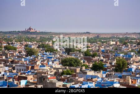 Die bemalten blauen Häuser von Jodhpur und Umaid Bhavan Palace von Mehrangarh Fort, Rajasthan Stockfoto