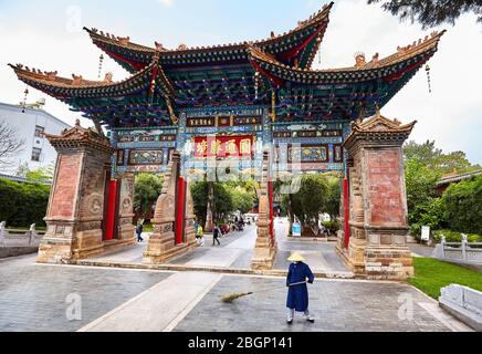 Kunming, China - 20. September 2017: Kehrmaschine vor dem Eingangstor des alten buddhistischen Yuantong-Tempels. Stockfoto