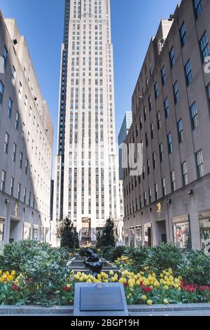 NEW YORK CITY, USA - 18. APRIL 2020: Blick auf die leere Rockefeller Plaza in Midtown Manhattan, in New York City während des globalen Covid-19 Coronavirus C Stockfoto