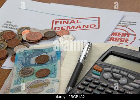 Glasflasche umgefallen, verschüttet Münzen auf weißen Tisch mit Banknoten, Rechner, Notizbuch und Stift Stockfoto