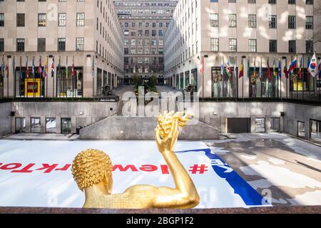 NEW YORK CITY, USA - 18. APRIL 2020: Blick auf die leere Rockefeller Plaza in Midtown Manhattan, in New York City während des globalen Covid-19 Coronavirus C Stockfoto