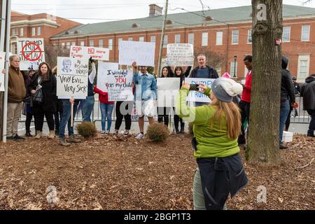 CHARLOTTE, NORTH CAROLINA/USA - 7. Februar 2020: Veranstalter fotografiert Demonstranten, die auf die Ankunft des Präsidenten Donald Trump warten Stockfoto