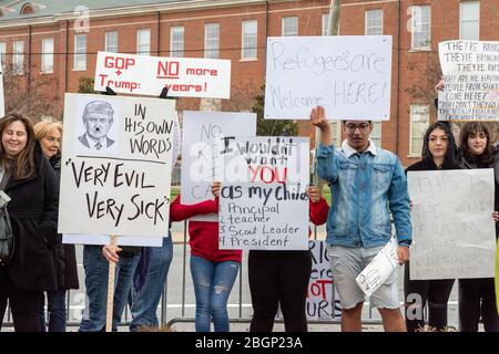 CHARLOTTE, NORTH CAROLINA/USA - 7. Februar 2020: Anti-Trump-Demonstranten setzen Zeichen, während sie auf die Ankunft des Präsidenten in Charlotte, NC warten Stockfoto