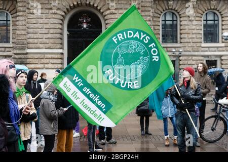 Hamburg, Deutschland. März 2020. Schüler protestieren an einem Freitag für zukünftige Demonstration mit einer Flagge, die sagt: "Freitag für die Zukunft, Wir schlagen, bis Sie handeln!" Vor dem Hamburger Rathaus. Quelle: Markus Scholz/dpa/Alamy Live News Stockfoto