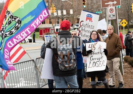 CHARLOTTE, NORTH CAROLINA/USA - 7. Februar 2020: Trump-Anhänger konfrontiert Anti-Trump-Demonstranten, während sie auf die Ankunft des Präsidenten für eine Kundgebung warten Stockfoto