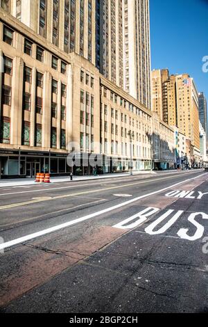 NEW YORK CITY, USA - 18. APRIL 2020: Leere Straßen in Midtown Manhattan, in New York City entlang der 34th Street während des globalen Covid-19 Coronavirus Cr Stockfoto
