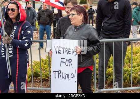 CHARLOTTE, NORTH CAROLINA/USA - 7. Februar 2020: Frau hat ein Zeichen der Unterstützung für Präsident Donald Trump während seines Besuchs in Charlotte, NC Stockfoto