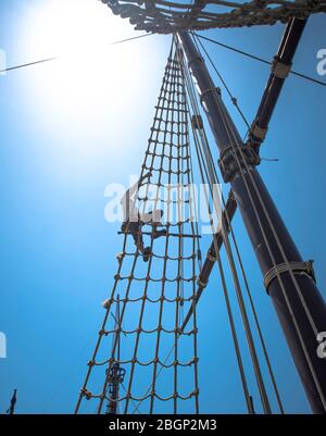 Piratenschiff und keine echten Männer im Seil Stockfoto