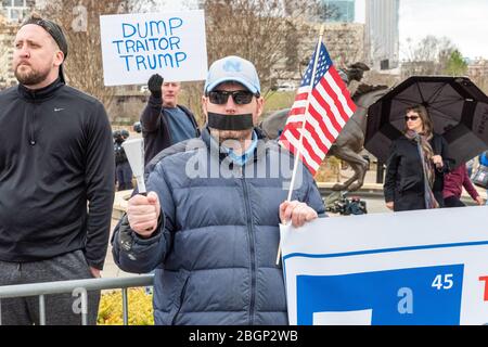 CHARLOTTE, NORTH CAROLINA/USA - 7. Februar 2020: Trump-Protestierende erwartet den Besuch des Präsidenten in Charlotte, North Carolina am 7. Februar 2020 Stockfoto