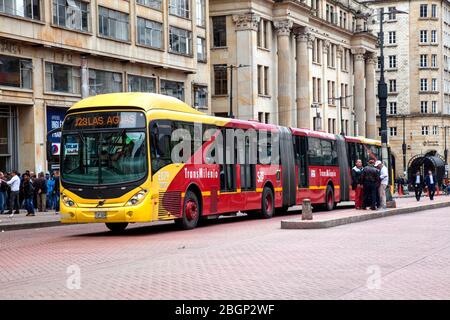 Transmilenio Volvo zweigelenkigen Bus, bendy Bus, in Bogota, Kolumbien, Südamerika. Stockfoto