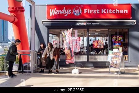 Wendy erste Küche Hamburger Restaurant im Mori Gebäude digitalen Kunstmuseum mit japanischen Menschen um. Tokio, Japan Februar 8,2020 Stockfoto