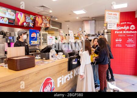 Wendy erste Küche Hamburger Restaurant im Mori Gebäude digitalen Kunstmuseum mit japanischen Menschen um. Tokio, Japan Februar 8,2020 Stockfoto