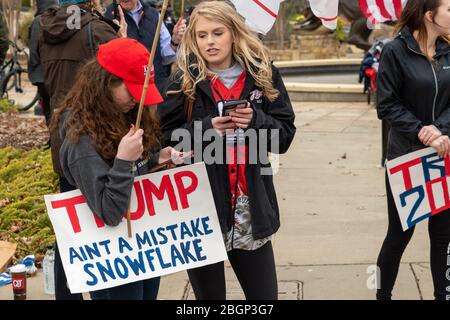 CHARLOTTE, NORTH CAROLINA/USA - 7. Februar 2020: Junge Unterstützerinnen von Präsident Donald Trump erwarten seine Ankunft in Charlotte, North Carolna Stockfoto