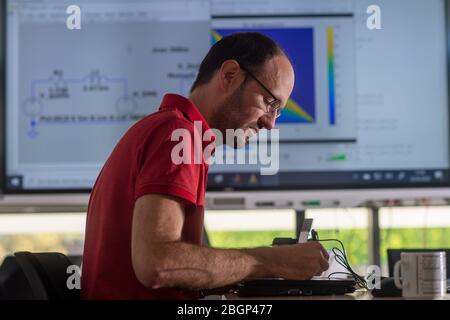 22. April 2020, Sachsen-Anhalt, Magdeburg: Mathias Magdowski, wissenschaftlicher Mitarbeiter der Fakultät für Elektrotechnik und Informationstechnik der Otto-von-Guericke-Universität, sitzt allein in einem Labor des Instituts und nimmt ein Lehrvideo für den Masterstudiengang "Analyse und Berechnung elektrischer Strukturen" auf. Aufgrund der Ausbreitung des Corona-Virus dürfen die Schüler derzeit keine Vorlesungen im Klassenzimmer besuchen. Daher werden die Lektionen nun aufgezeichnet und im Internet veröffentlicht. Das Sommersemester 2020 wird überwiegend online sein. Präsenzvorträge in Labors oder p Stockfoto