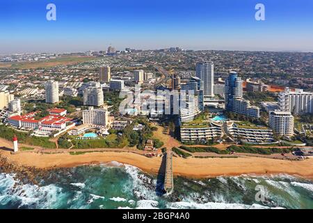 Luftaufnahme von Umhlanga Rocks und Leuchtturm Stockfoto