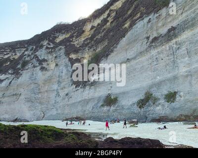 Diamond Beach mit weißen Sandstränden, Palmen, weißen Sandsteinstufen, weißen Klippen und hellem türkisfarbenen Wasser, die von EINEM Bali Swing On unterlegt sind Stockfoto