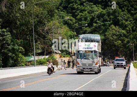 YALA, THAILAND - August 16 : Reisende thailänder halten Fahrzeug auf der Straßenbrücke über Bang lang Reservoir für einen Besuch Blick auf Pattani Dam bei Ba Stockfoto