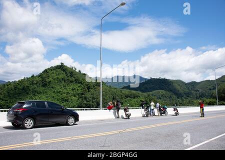 YALA, THAILAND - August 16 : Reisende thailänder halten Fahrzeug auf der Straßenbrücke über Bang lang Reservoir für einen Besuch Blick auf Pattani Dam bei Ba Stockfoto