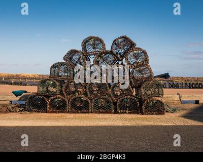 Ein Stapel Hummer Töpfe am Hafen in Amble, Northumberland. Stockfoto