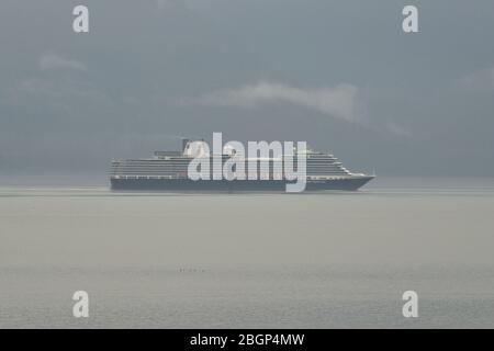 Holland America Kreuzfahrtschiff MS Eurodam segelt durch den Morgennebel und kommt nach Juneau, Alaska, USA, August 2019. Stockfoto