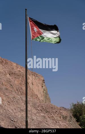 Jordanien, Wadi Rum Schutzgebiet, die Flagge des Haschemitischen Königreichs Jordanien fliegt im Besucherzentrum des Wadi Rum Schutzgebiet, ein UNESCO-Weltkulturerbe. Stockfoto