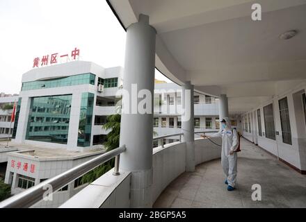 (200422) -- HUANGGANG, 22. April 2020 (Xinhua) -- EIN Feuerwehrmann desinfiziert den Korridor der Oberschule Nr. 1 im Bezirk Huangzhou in Huanggang, Provinz Hubei, 22. April 2020. Fast 30 Feuerwehrleute führten am Mittwoch eine umfassende Desinfektion der 23. Oberschule in Wuhan und der 1. Oberschule im Bezirk Huangzhou in Huanggang durch. Die Provinz Hubei in Zentralchina, die von COVID-19 schwer getroffen wurde, gab bekannt, dass die Schüler im letzten Jahr der Oberschulen in der Provinz am 6. Mai wieder den Unterricht aufnehmen werden. (Foto von Wang Fang/Xi Stockfoto